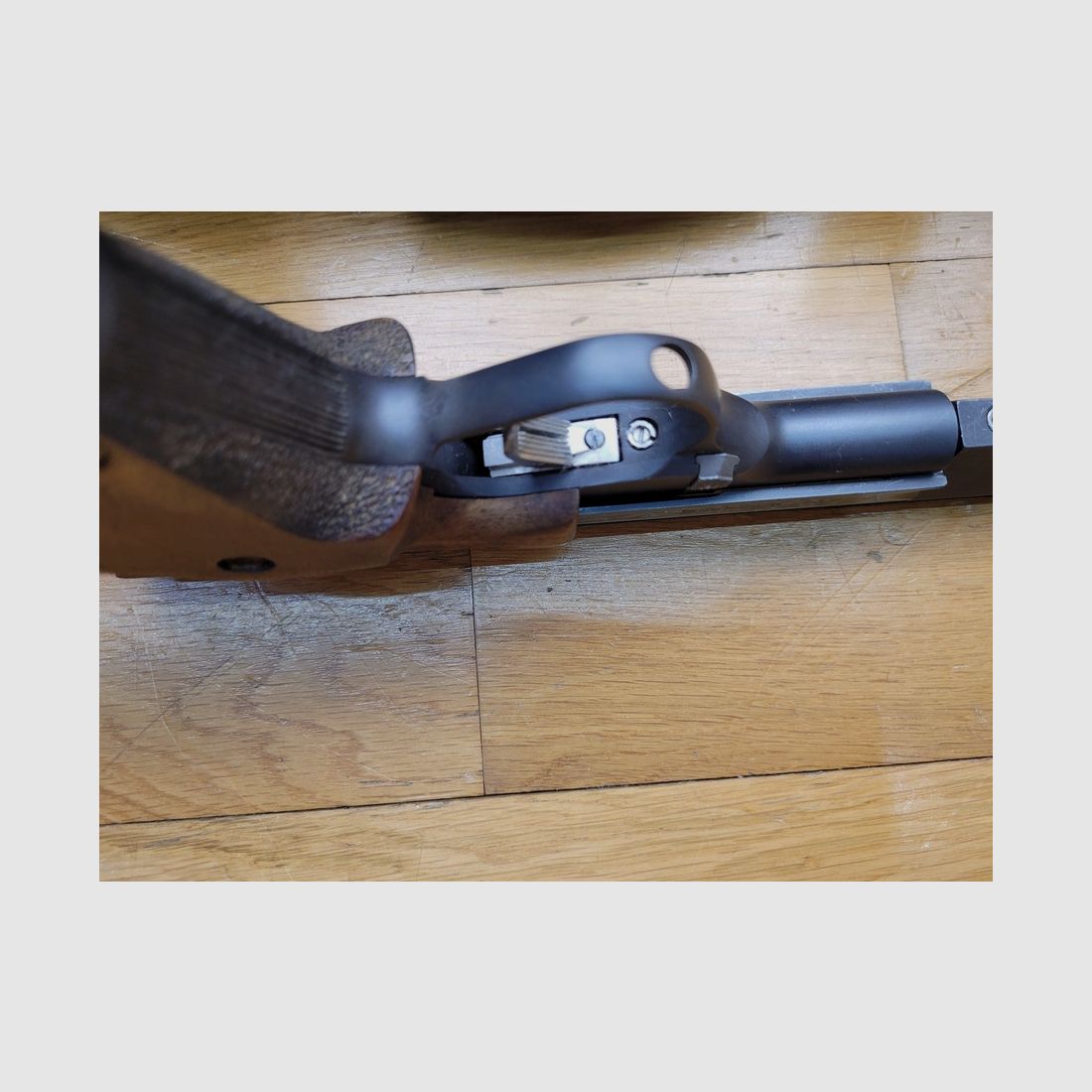 Ottima pistola DES 69/U – Fabbricata in Francia da Unique a Hendaye – Cal. 22 LR – Calcio anatomico regolabile in noce – Caricatore da 10 colpi – Grilletto regolabile – Doppia bossolo – Set di contrappesi – Tutto in acciaio lavorato – Ottime condizioni, immagine 14 di 27