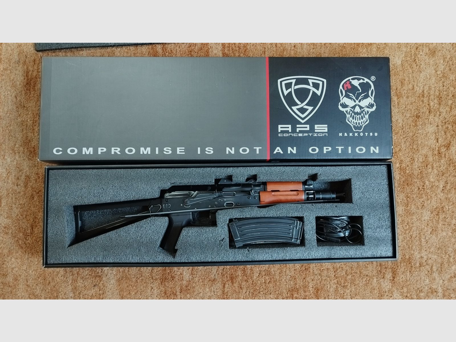 APS AKS-74U Vollmetall Echtholz BlowBack S-AEG 6mm BB schwarz - Used Look Edition + Akku + Ladegerät
