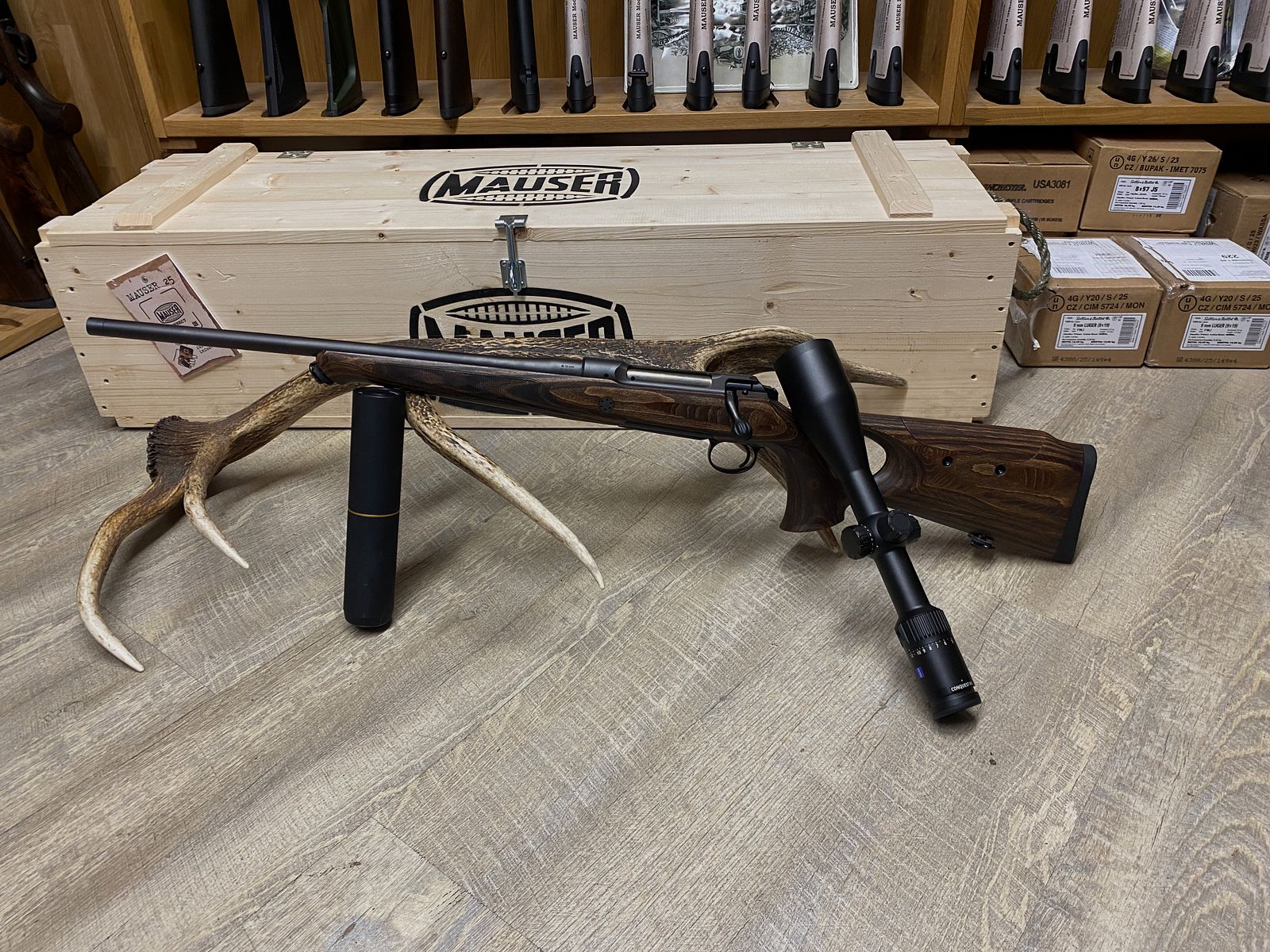 Sauer 101 GTI, sinistra, con Zeiss Conquest V4 3-12x56