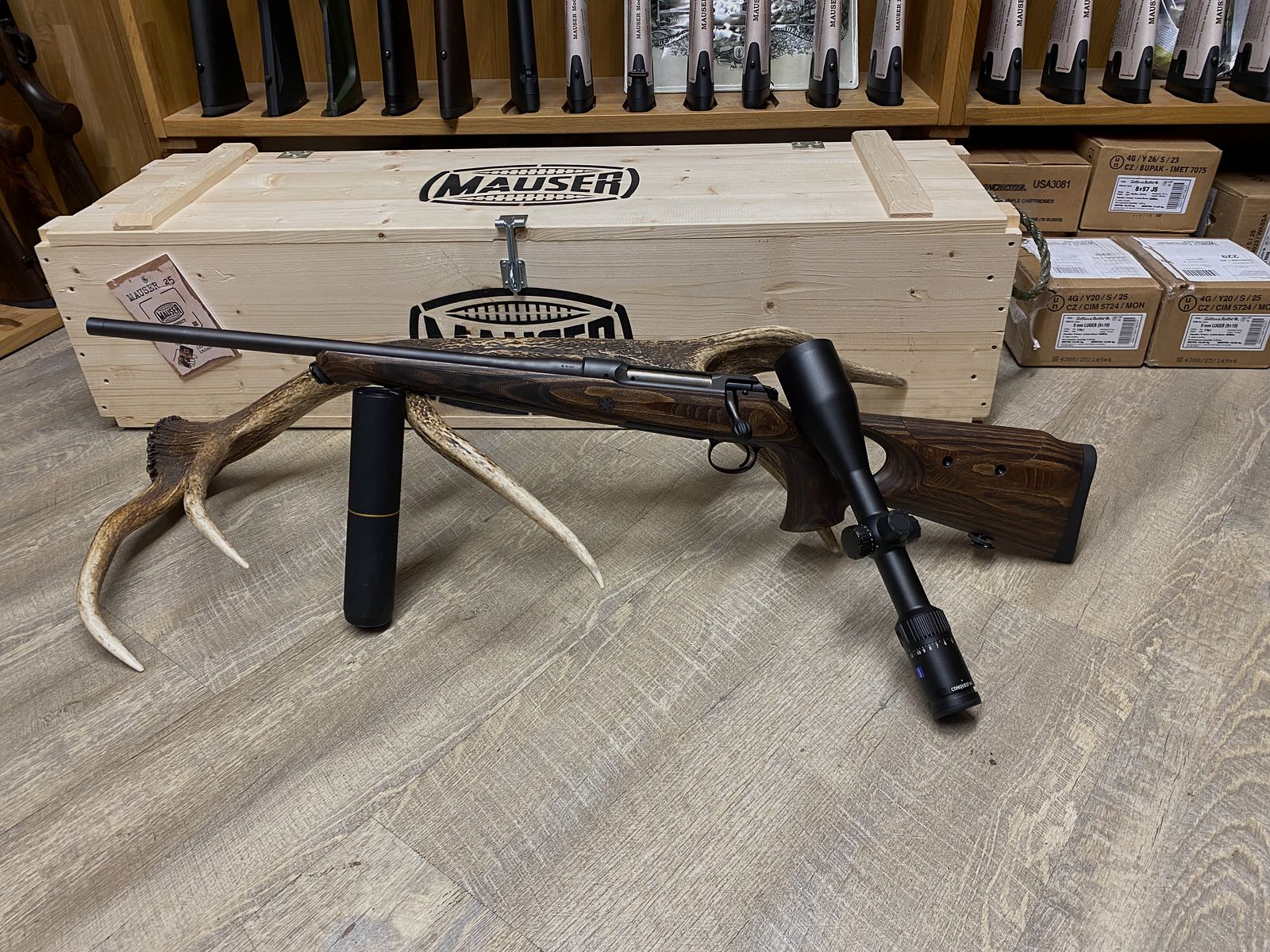 Sauer 101 GTI, sinistra, con Zeiss Conquest V4 3-12x56