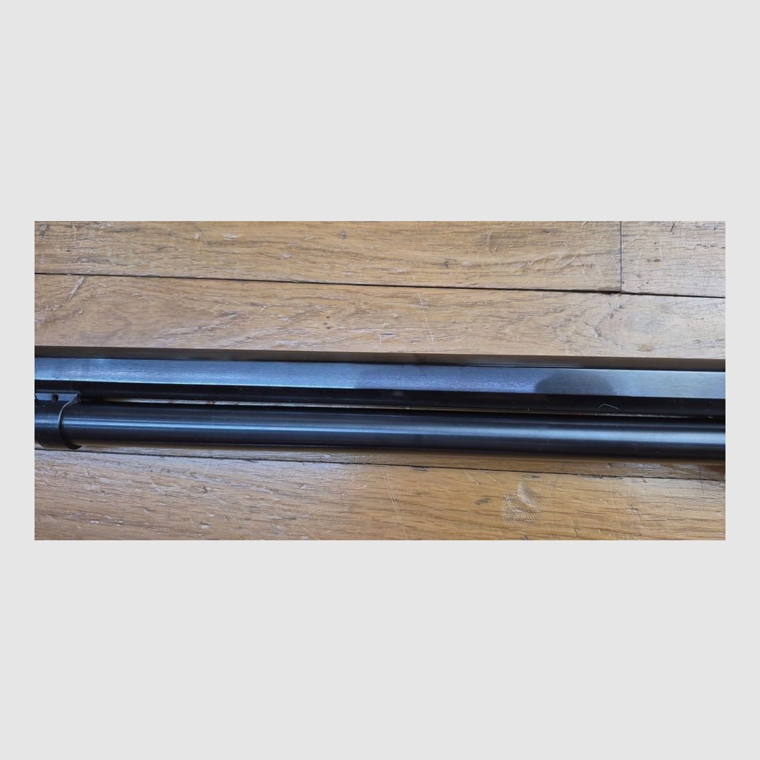 Winchester Kommemoration « Oliver F. Winchester » OFW 1894 – 19.999 Ex. – Wunderschöne Rauten – 38-55Win – Nie geschossen – Originalbox und leere Munitionbox im Modell – Zustand TBE+++, Bild 38 von 41