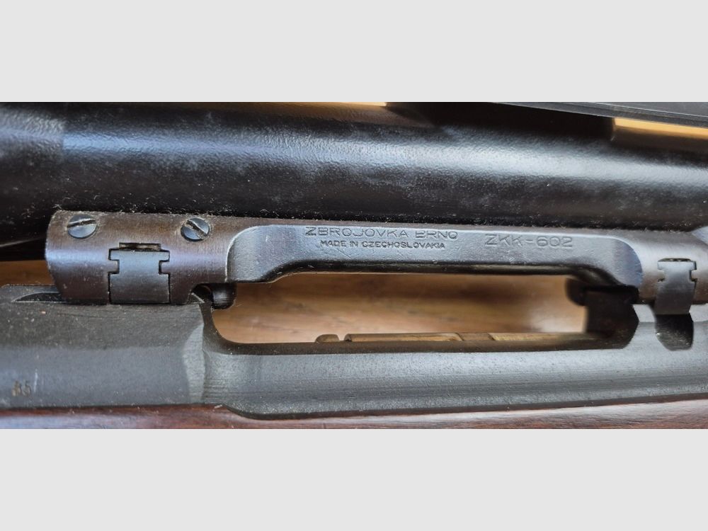 Sehr schöne Großwildbüchse BRNO ZKK 602 — Kal. .375 H&H Magnum — Magazin 5 Schuss (!) — Waffe von 1985 — Zielfernrohr Zeiss Jena ZF4 DDR 100% Stahl — Großwild und afrikanische Jagd Big Five — Sehr schönes Holz — Exzellente Mechanik — Hochwertige Verarbeitung — Zustand nahezu Premium — TBE+/TBE++, Bild 1 von 40