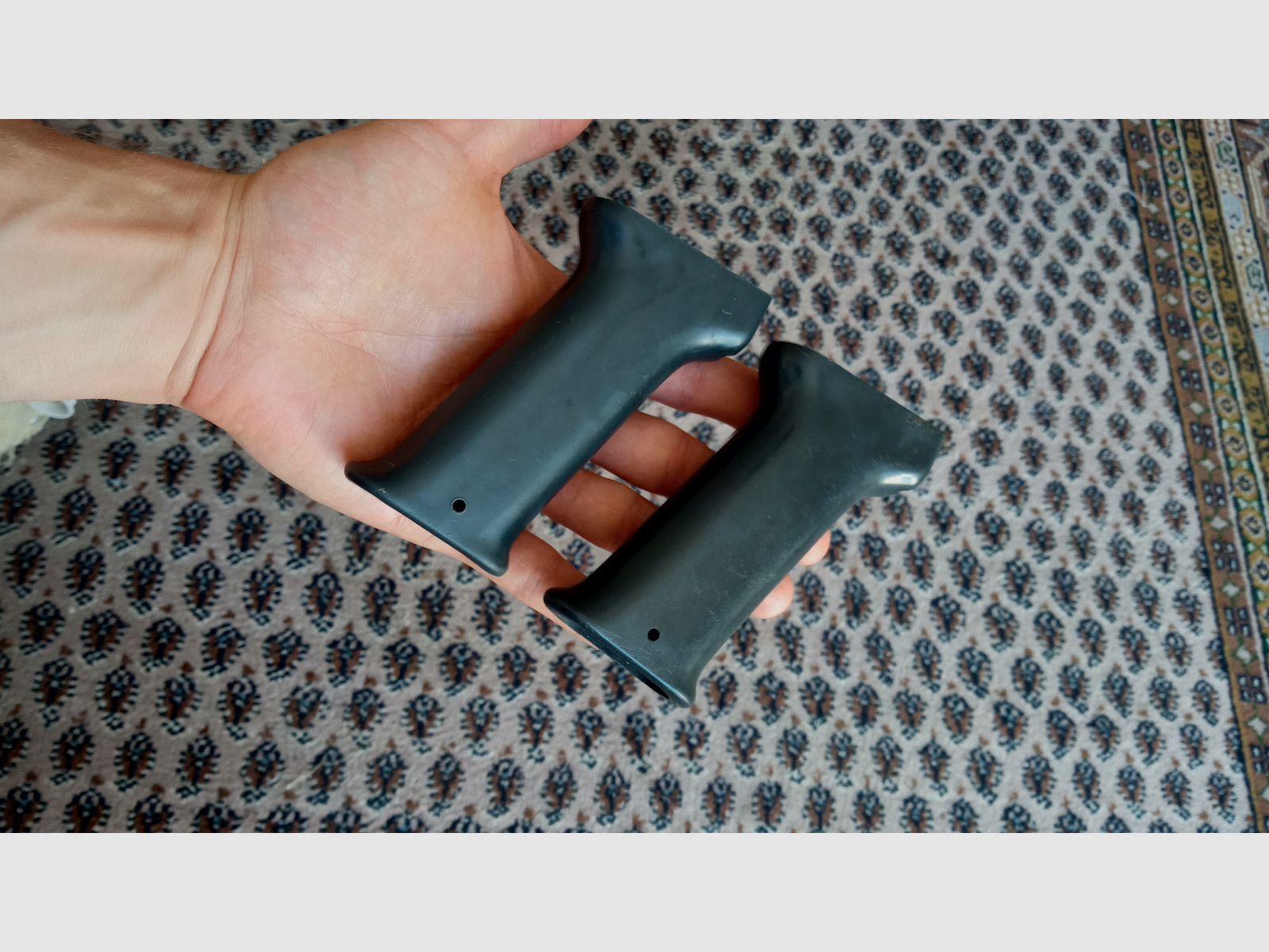 2 poignées en plastique AMD-65 hongroises de FEG même numéro de coulée 63 // AK / AKM / AK74 / AK-100 / Type 56