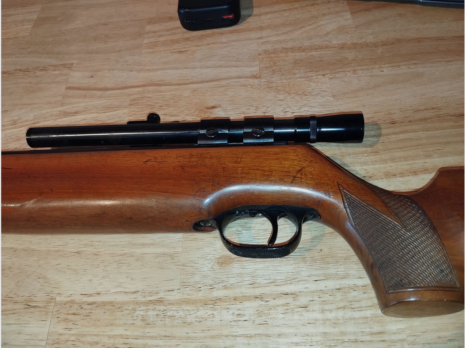Super Komplett Preis.. Biete ein gut erhaltenes Oldtimer 70er Jahre  Luftdruck Gewehr LG 4,5 Modell 55 von Walther .