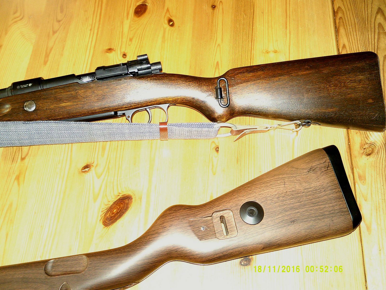 Double Bell Karabiner K 98 Kaliber 6mm BB  mit Holz und Kunststoff-Schaft.