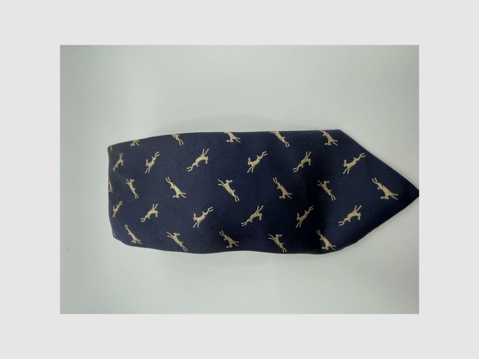 Corbata Robert Keyte 100% seda azul con motivo de conejo beige