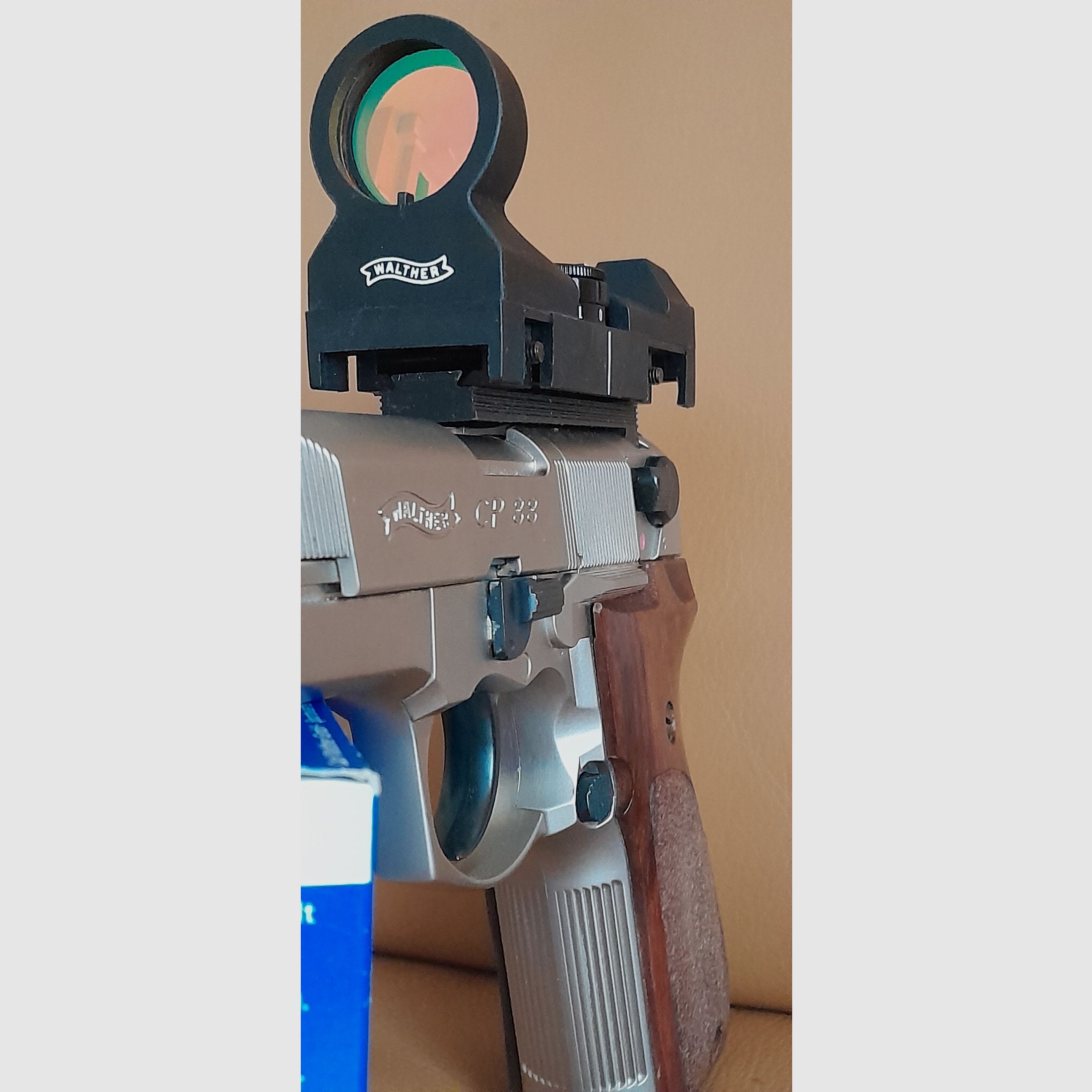 Vernickelte Walther CP88, CO2-Pistole, mit Echtholzgriffschalen und Rotpunktvisier