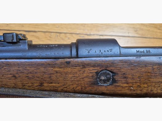 Piękna karabina regulaminowa K98 – Okres III Rzeszy – Przerobiona na 8 x 57 JRS (a nie IS z oryginału) – Kod „42' – Wyprodukowana przez Mauser Oberndorf w 1939 roku – Brak numeru seryjnego – Doskonała mechanika – Kolba i drewno nieoznakowane i w TBE – Ładna lufa z dobrymi bruzdami – Pasek – Ładny zestaw i dobra broń 100% z epoki – TBE