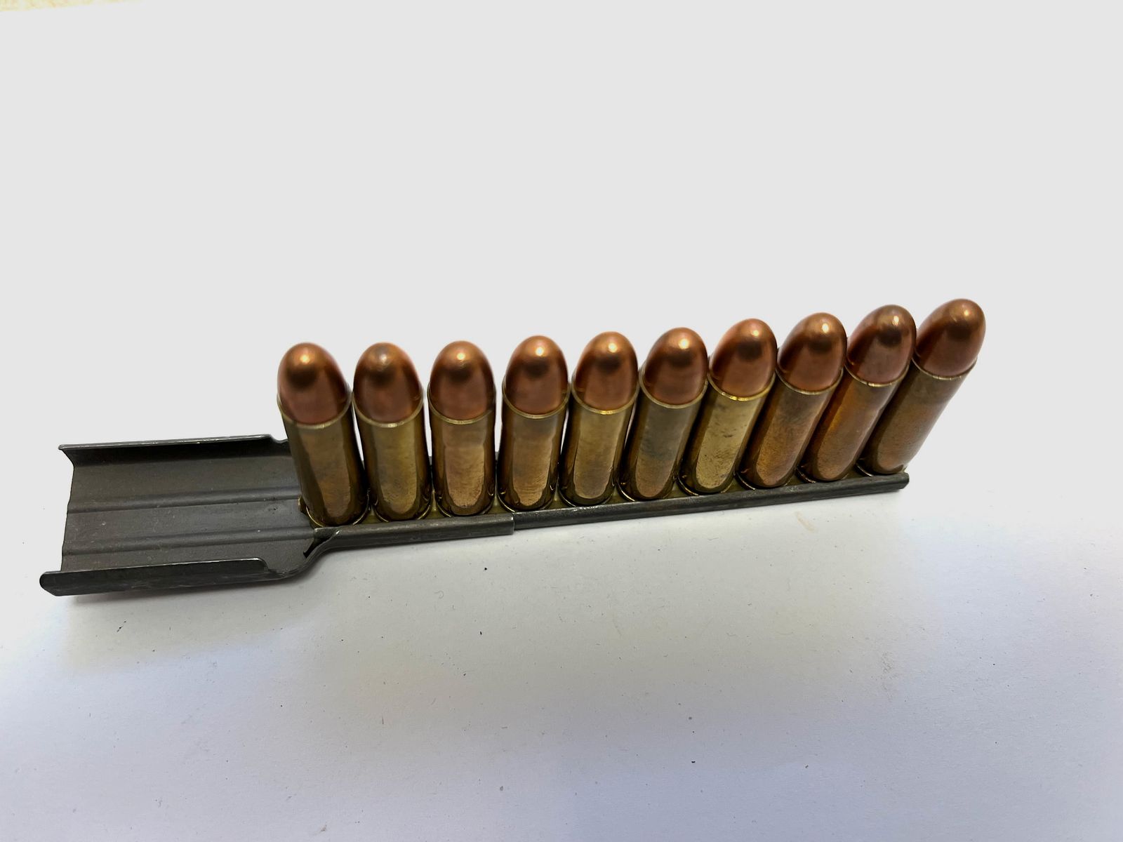 ••• US M1 .30 Carbine loading strip with loading aid + 10 pcs. .30 Carbine dummy cartridges •••