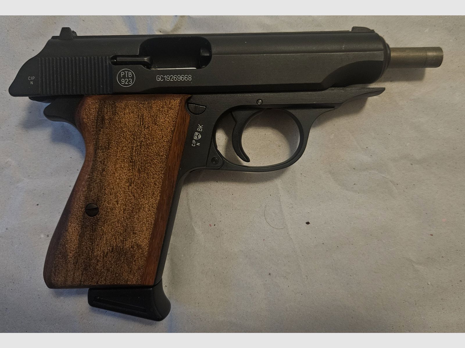 Walther PP Schreckschuss Pistole Kal. 9mm P.A.K. schwarz brüniert braune Griffschalen