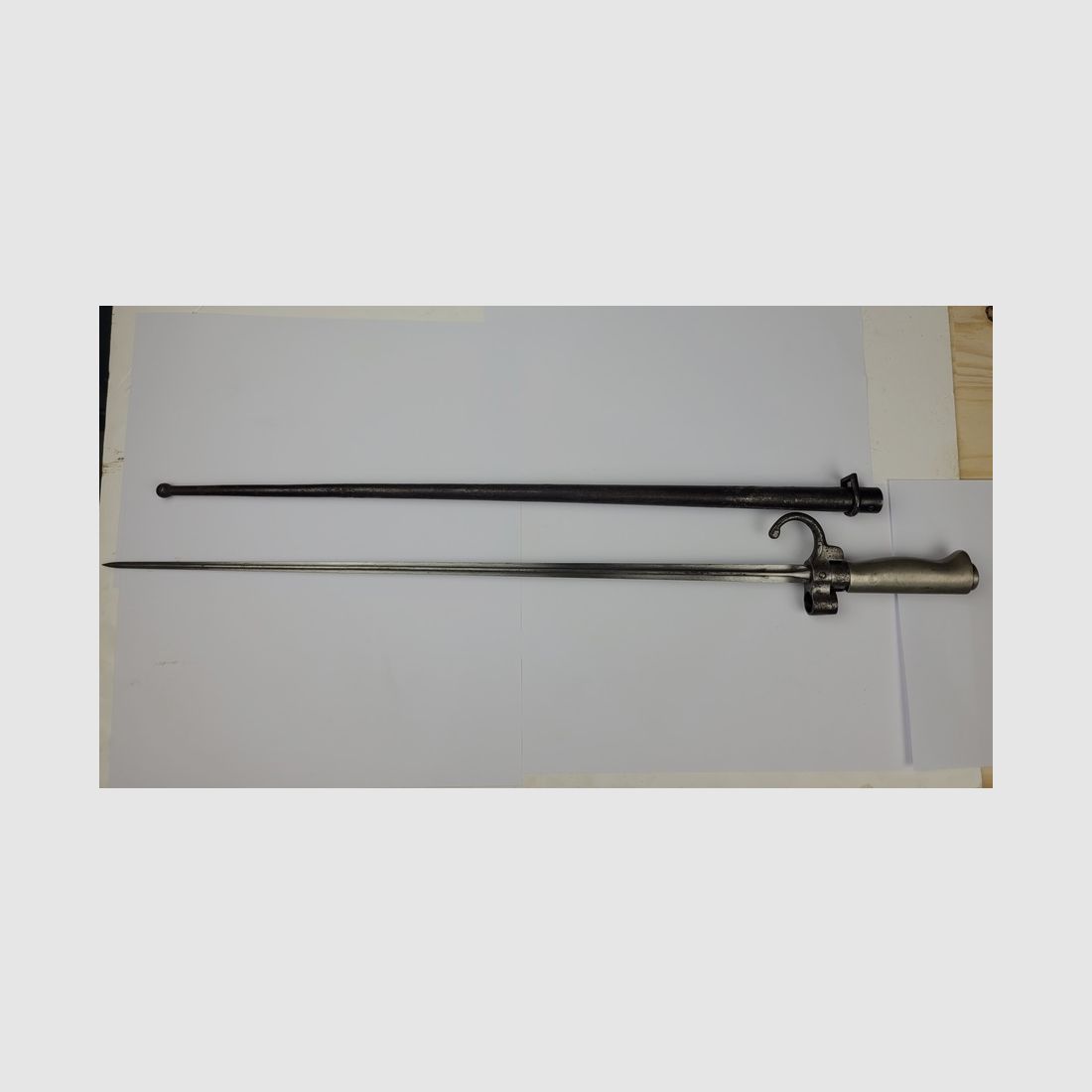 Französisches Bajonett 1886/93 mit Quillon – Lebel-Flinte – guter 1. Modell mit kurzem Schaft und Nummer – Sehr guter Scheide – TBE, Bild 6 von 12