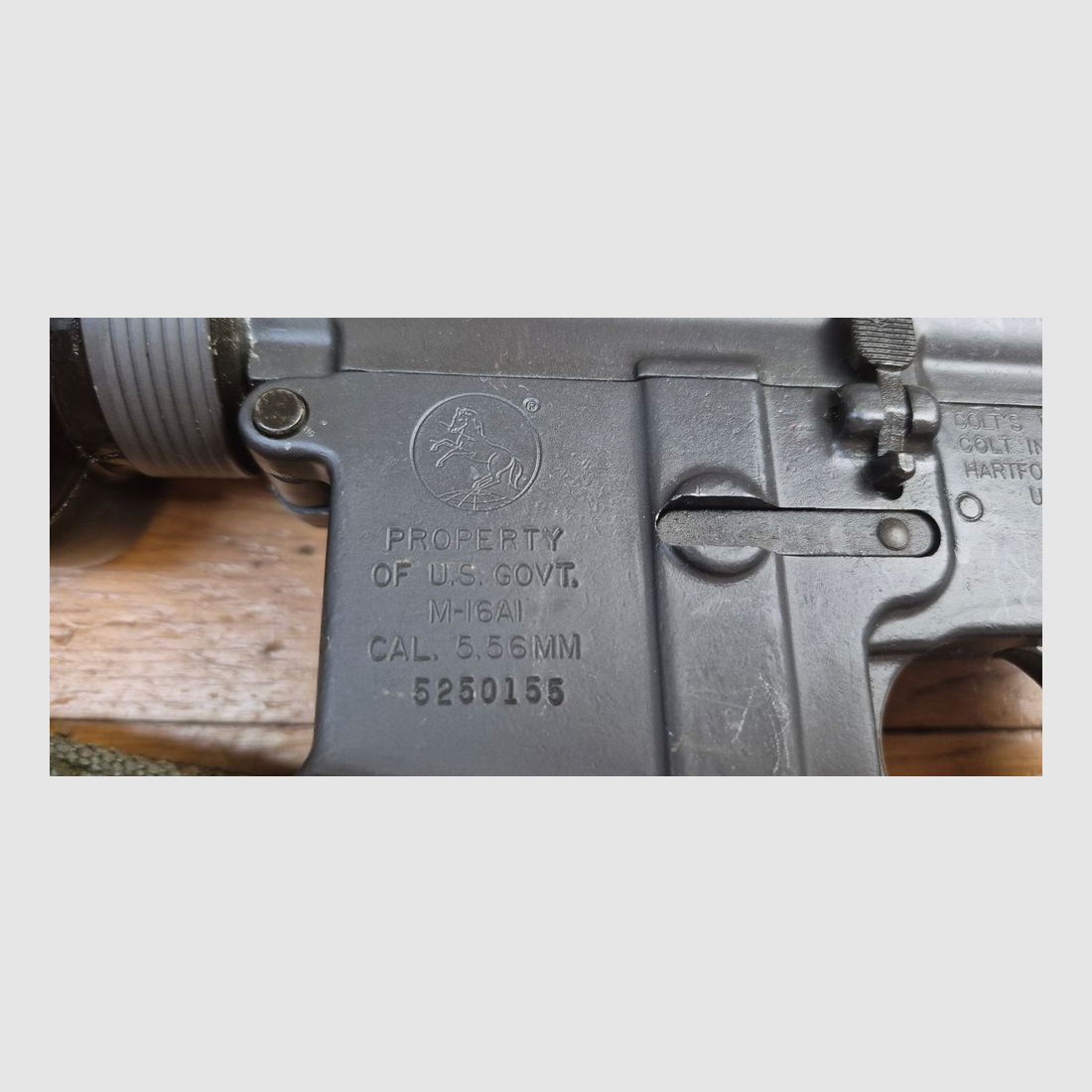 Splendide et Rare carabine M16 A1 – Arme réglementaire « US Governement Property » – Fabrication Colt de 1973 ! – Époque guerre du Vietnam – Calibre 5.56 Otan – Arme mythique du XX° siècle – Canon et mécanique parfaits – Excellent état esthétique – TBE++ – – Catégorie A2 – Export EXCLUSIVEMENT, image 1 sur 44