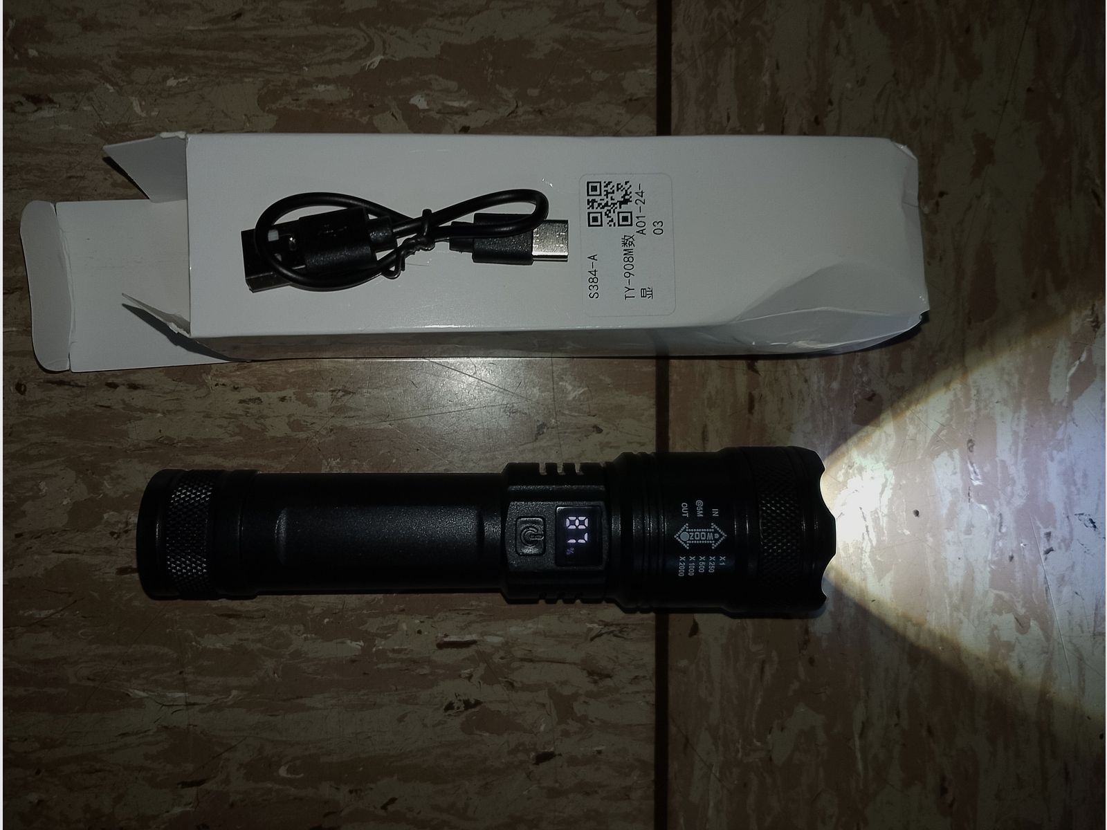 Flashlight Taschenlampe Zoom Strobo funktion Akkustand digital aufladen USB Helligkeit regelbar 