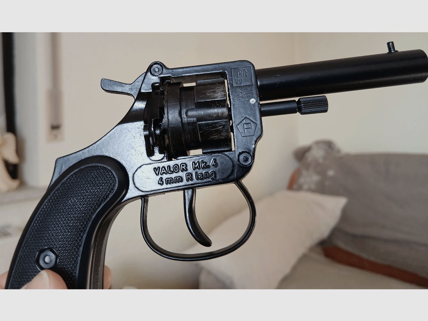 Revolver Valor Mk4 @ Cal. 4 mm R largo @ incl. munición @ completamente funcional @ Aprovechar