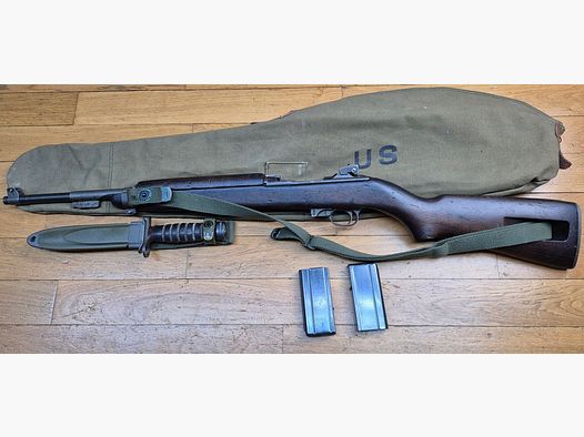 Très bonne Carabine USM1 repassée en semi-auto – Calibre .30 M1 d&rsquo;origine – Fabrication INLAND – Arme avec le tenon de baïonnette et Hausse réglable du 2° type – Configuration Indochine Corée – Second chargeur 10 coups offert – Bretelle et étui en repro – Très belle baïonnette USM4 d&rsquo;origine 100% US ! – Très bon état mécanique et esthétique – Une des carabines les plus amusantes au stand ! – Très bel ensemble en TBE +