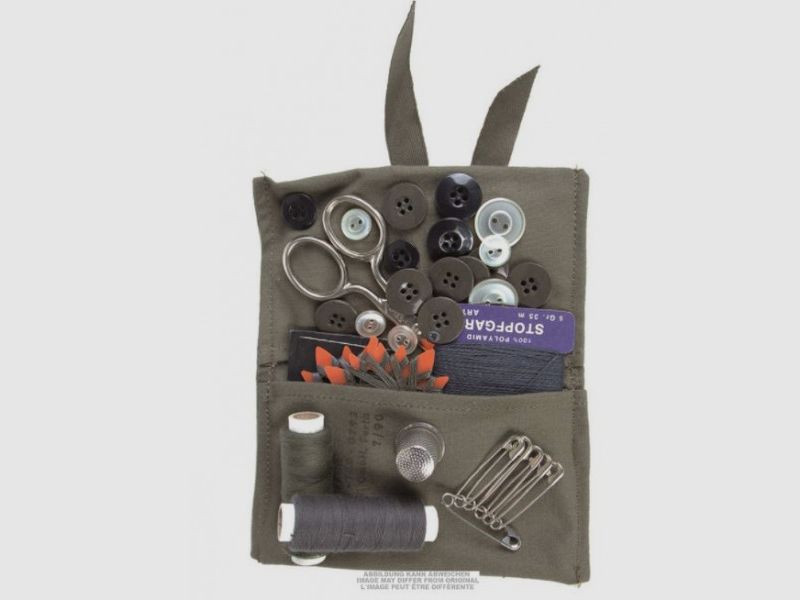 BW-SEWING SET WITH SCISSORS - USED.