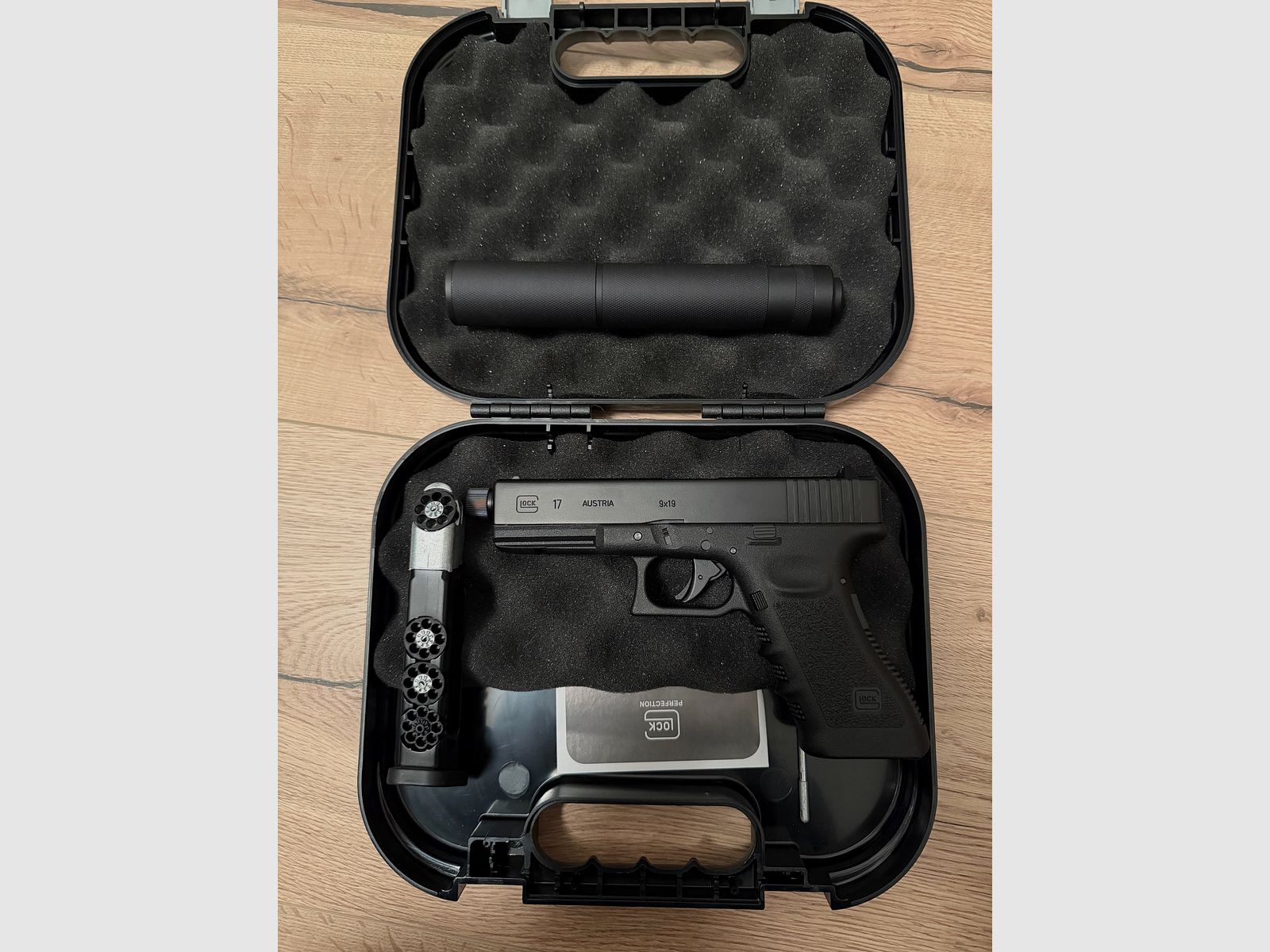 Glock 17 mit Laufgewinde Co2-Pistole Kaliber 4,5 mm Stahl BB / Diabolo Blowback
