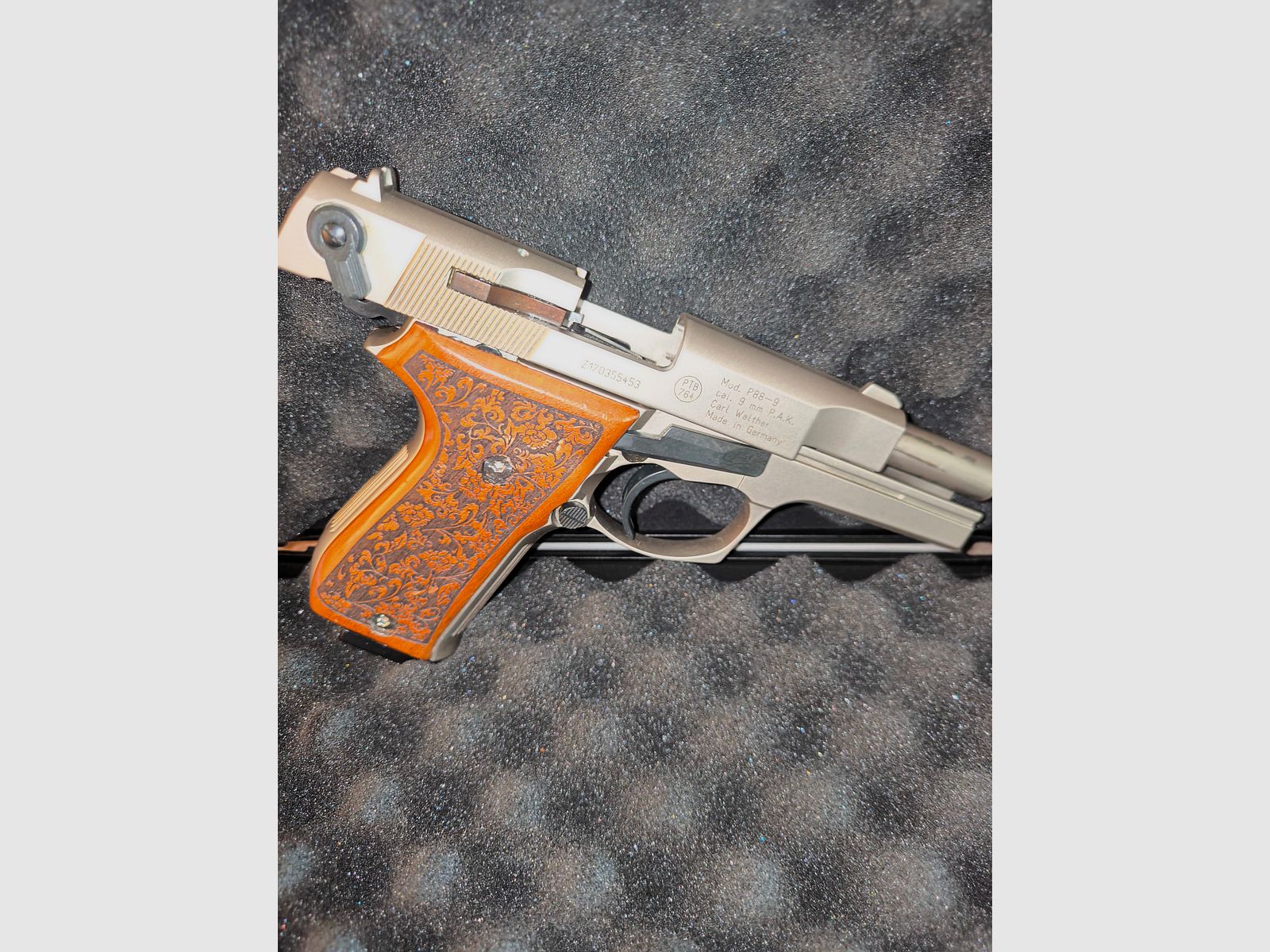⚠️ Uwaga kolekcjonerzy broni Walther - eksponat - Walther P88 Compact Nickel z drewnianymi okładzinami i zdobieniami w drewnianych okładzinach, PTB 764, kaliber 9mmPAK, nie strzelany i w pełni funkcjonalny oraz wizualnie w doskonałym stanie, jak nowy!!