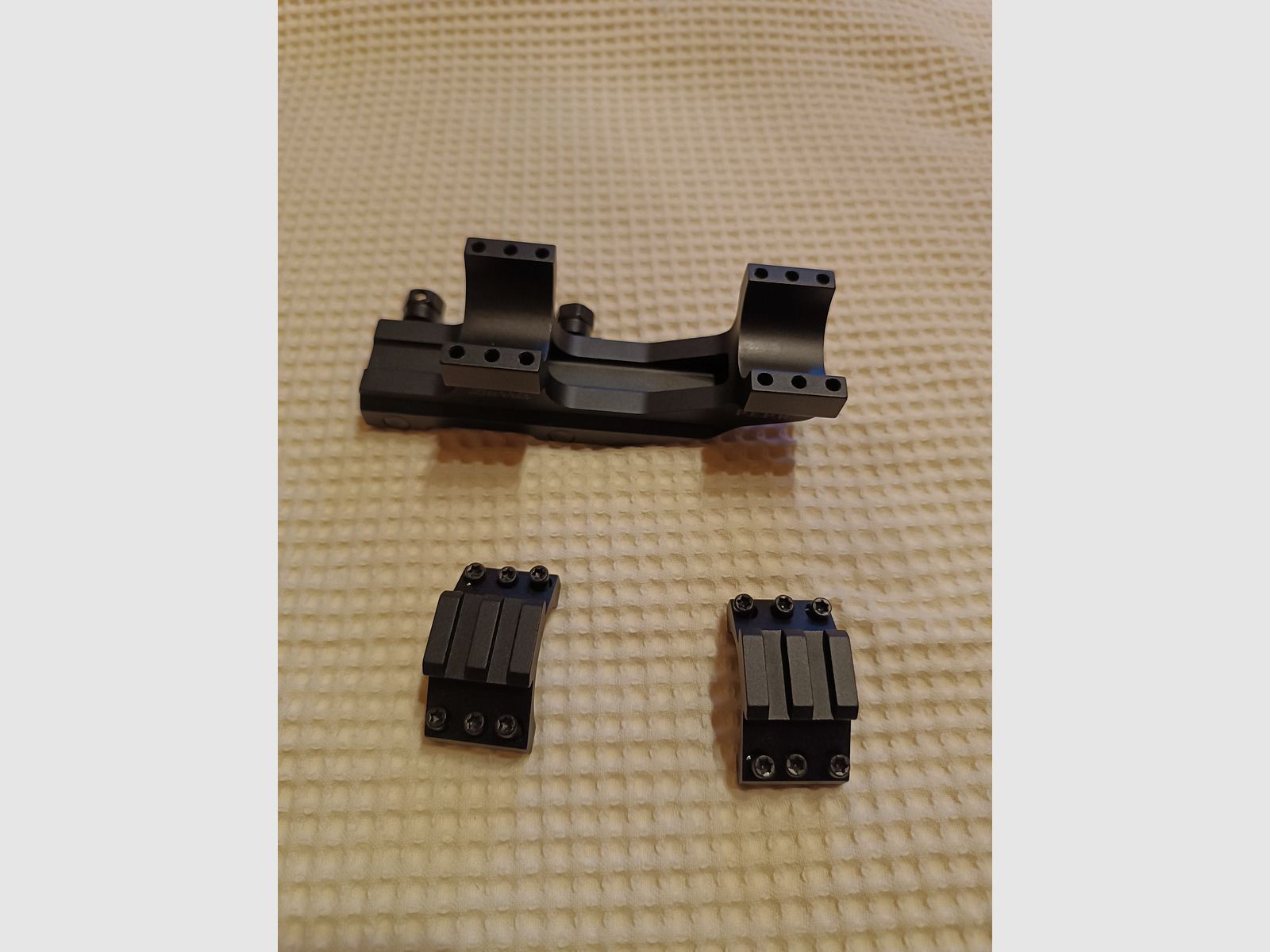 Burris P.E.P.R. scope mount with Picatinny rings. For a tube diameter of 30mm. Light signs of use.