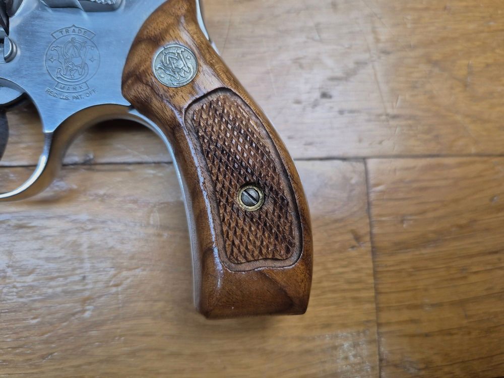 Exzellenter Revolver Smith & Wesson Modell 63-3 – Kal. .22Lr – Wunderschöne Subnose-Version aus Edelstahl mit 2 Zoll Lauf – Waffe von 1992 in J-Rahmen – Exzellente Mechanik – Wunderschöne Ästhetik – Zustand nahezu neu!, Bild 3 von 20