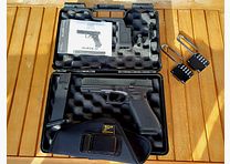 Umarex Glock 17 Gen5 pistolet hukowy 9 mm P.A.K. – jak nowy + 2 magazynki, walizka transportowa, kabura, szybkoładowarka i nasadka do wystrzeliwania rac sygnałowych