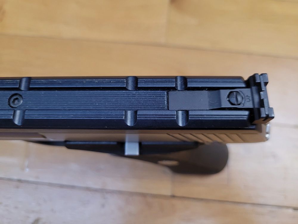 Racé Pistole Colt Target Model – Kal. .22LR – Eine der ersten Fertigungen von 1994, komplett aus Edelstahl – Erbe des legendären Woodsman – Exzellenter Abzug – Schwerer Bull Barrel – Picatinny-Schiene – 2. Magazin und Originalbox – Gebraucht, quasi neu!, Bild 13 von 23