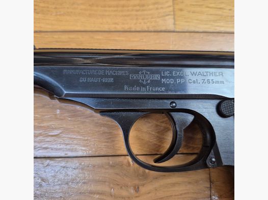 Très beau Walther PP de fabrication Manurhin sur licence exclusive Walther – Cal. 7.65mm – 2 chargeurs d&rsquo;origine – Collector en boite d&rsquo;origine avec notice, cible et nécessaire de nettoyage – Rare exemplaire de 1954 ! – Mécanique parfaite – Canon neuf miroir – État quasi neuf – TBE++