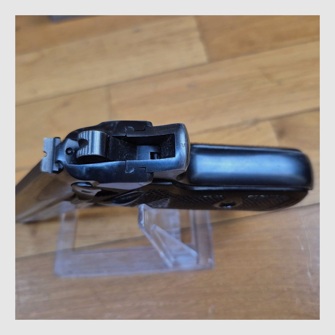 Très beau Walther PP de fabrication Manurhin sur licence exclusive Walther – Cal. 7.65mm – 2 chargeurs d&rsquo;origine – Collector en boite d&rsquo;origine avec notice, cible et nécessaire de nettoyage – Rare exemplaire de 1954 ! – Mécanique parfaite – Canon neuf miroir – État quasi neuf – TBE++, image 17 sur 28
