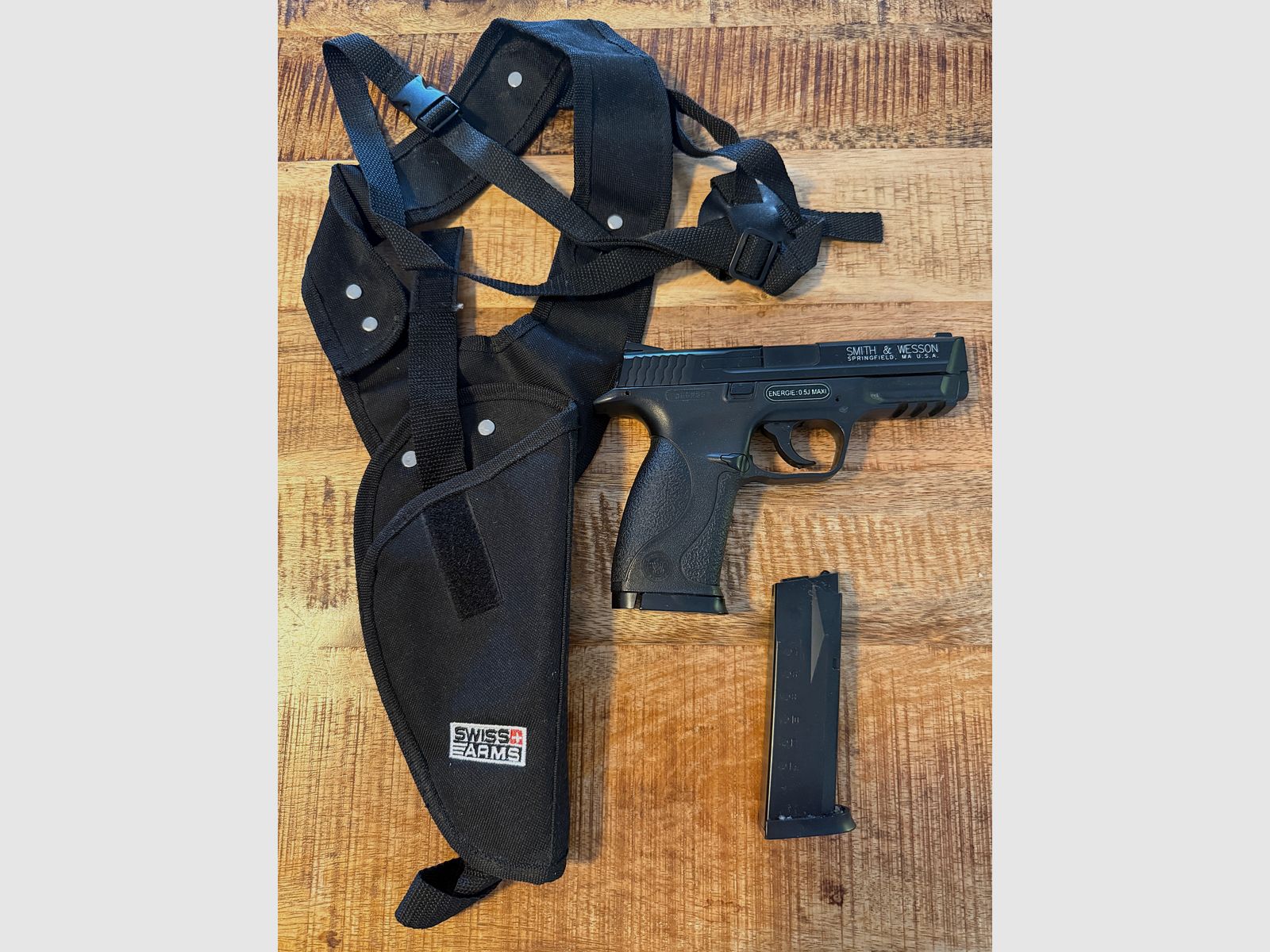 Smith & Wesson M&P40 PS Softair <0,5 J – Set met 2 magazines & Swiss Arms schouderholster