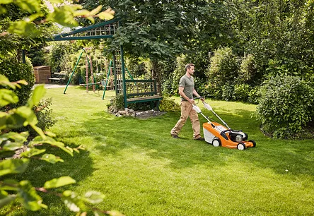 STIHL RM 443 T with drive; power 2.8 hp; cutting width 41 cm, image 2 of 2