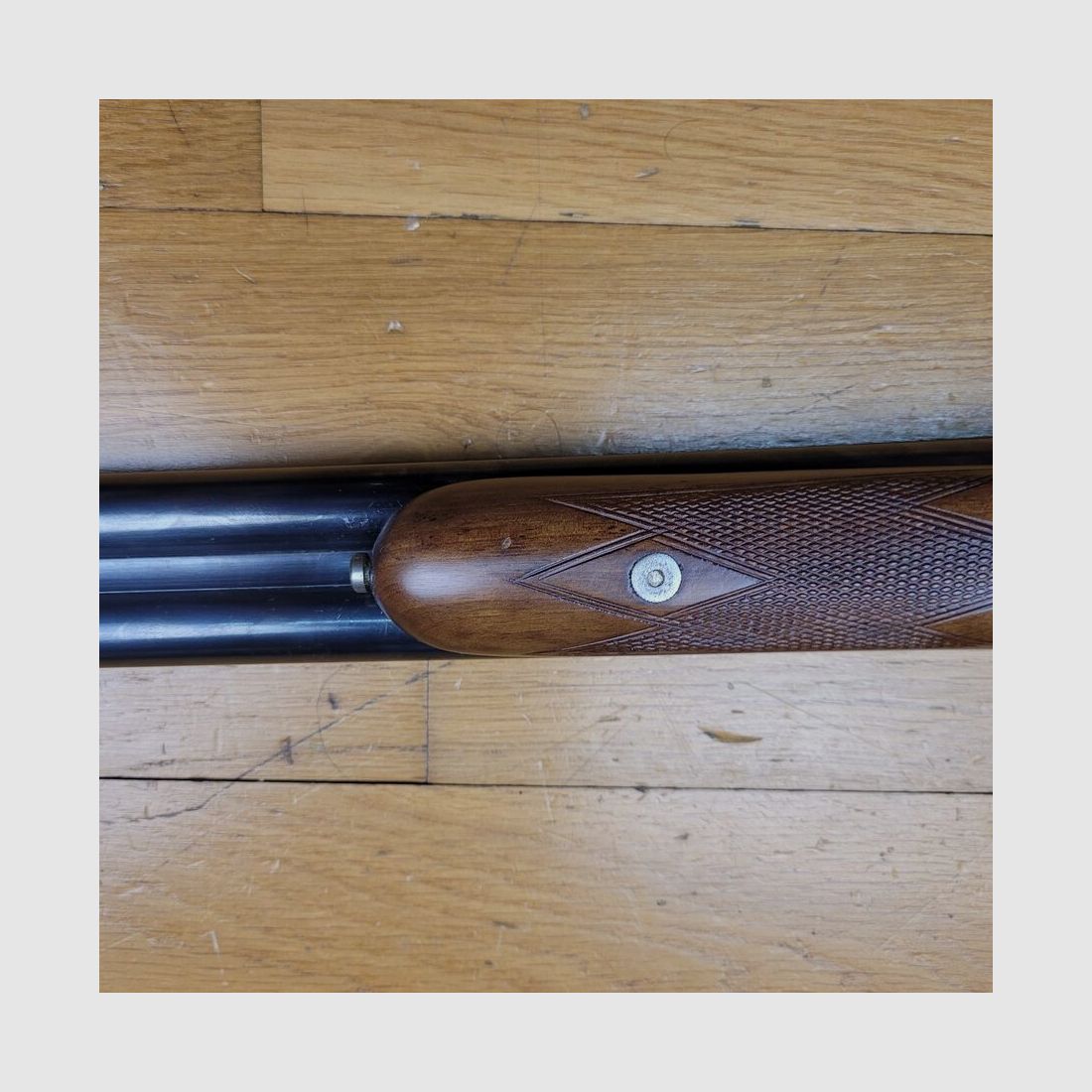 Sehr schönes Seitengewehr mit externen Hahn – In 12/70 – Von Victor Sarasqueta unter der Marke Ego – Echte Schlagplatten (!) – Hoher Verarbeitungsgrad – Pistolengriff mit Wiener Backe aus geöltem Nussbaum ohne die geringsten Makel – Große Reserve im Schlüssel – Spiegelkanonen mit perfekter Brünierung – Prüfung 1200 bar -Neuwertig, Bild 17 von 38
