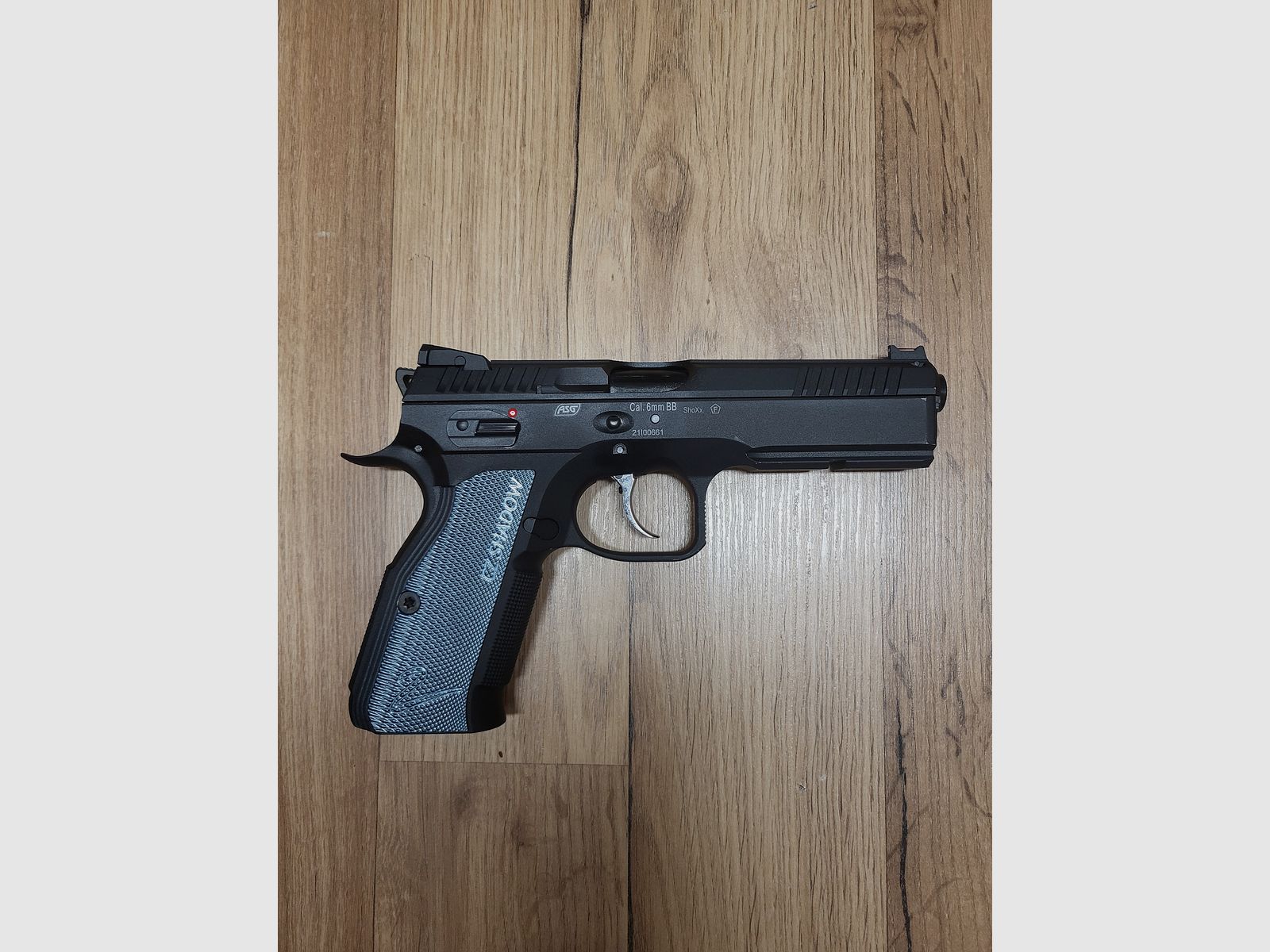 ASG CZ SHADOW 2 GBB AIRSOFT BUNDLE 4 chargeurs, 3 bouteilles de gaz Airsoft, 8000 billes, holster, 2 pochettes de chargeurs, ceinture Amomax peu utilisée