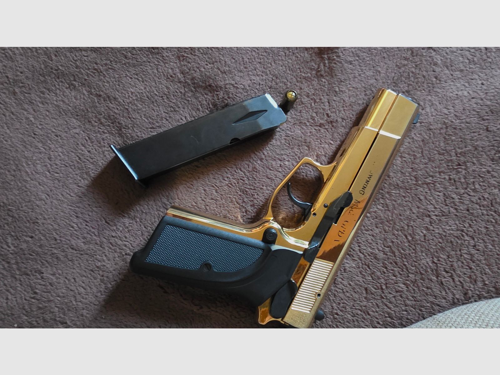 Pistolet d'alarme de 'Browning' cal. 9mm, P. A. K, en noir/doré, état d'occasion, mais entièrement fonctionnel.