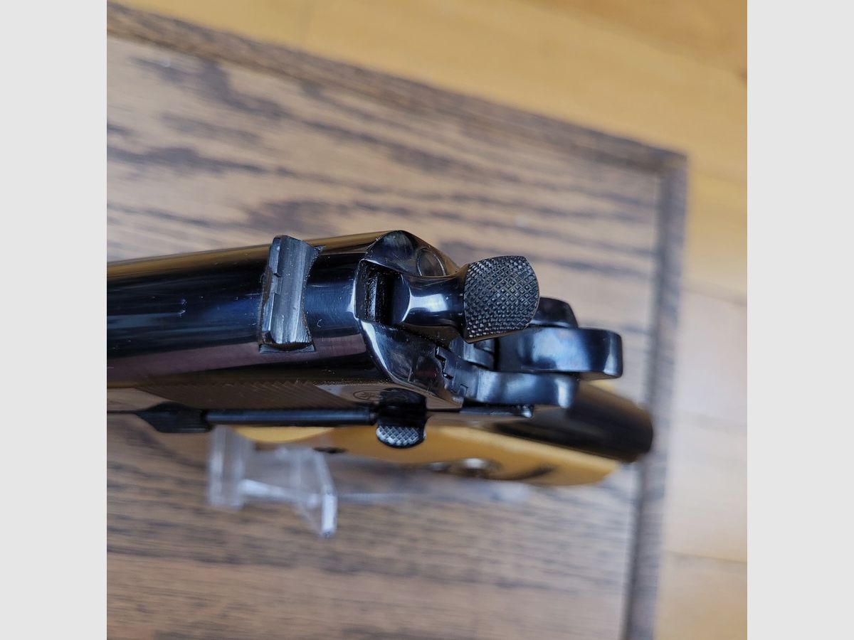 UNIQUE ! Rarissime Colt 1911 (nicht 1911 A1) Gedenkstück zur Zweiten Schlacht an der Marne 1918 – Schöpfung von 1968 – Außergewöhnliche Qualität vor Serie 70 – Luxuriös graviert und brüniert und 100% funktionsfähig – Rarität in Europa – Neuwertiger Zustand!, Bild 14 von 28