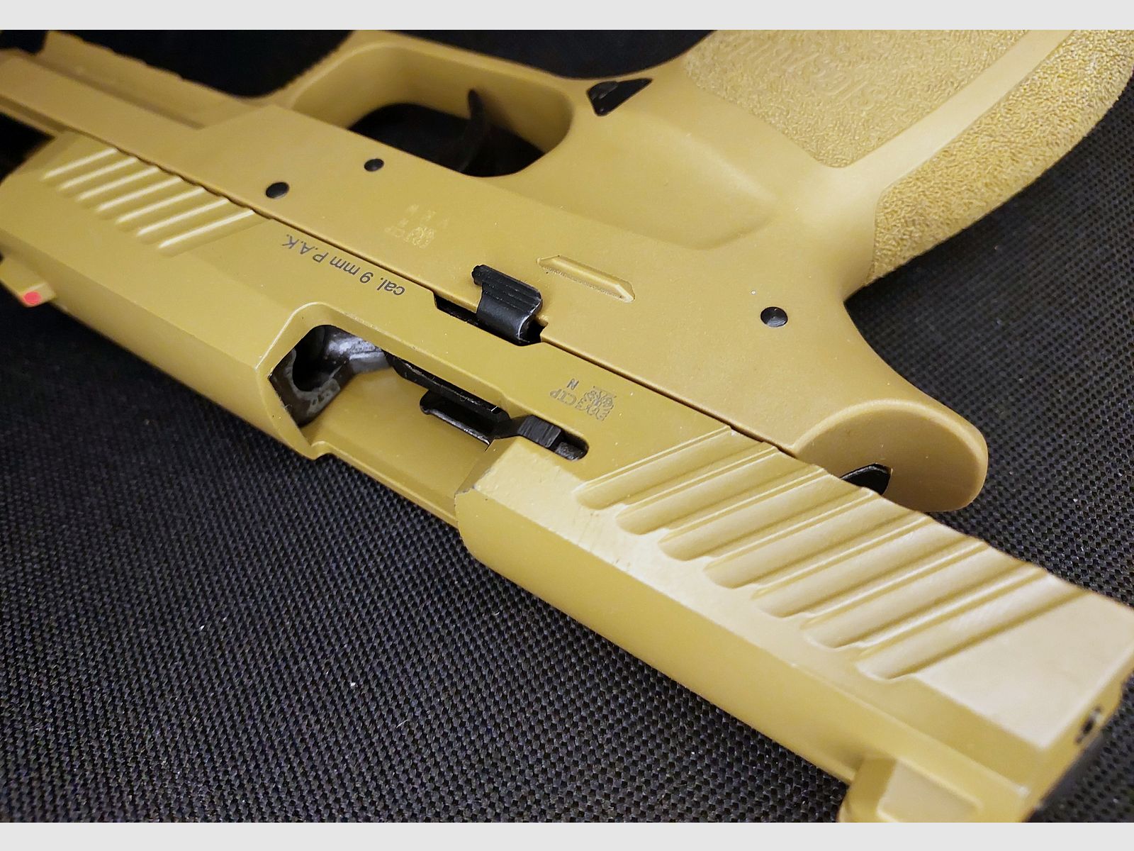 Sig Sauer P320 Schreckschusspistole im Kaliber 9 mm P.A.K. in der Tan / Dark Earth im originalen SIG-Koffer (PTB 1038)