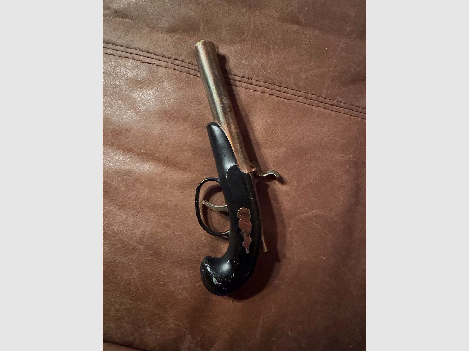 Antyczny pistolet kapiszonowy / Pistolet kapiszonowy