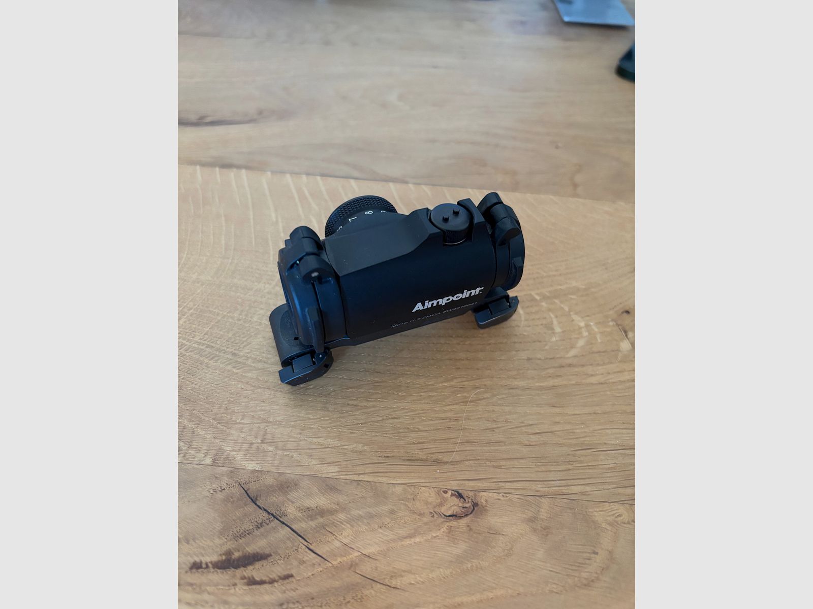 Aimpoint H2 z montażem na szynie Blaser