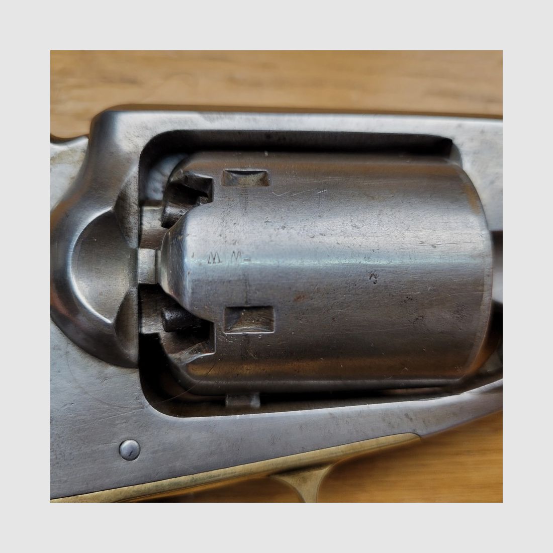 Exceptionnel revolver militaire Remigton 1861 Old Army Model d&rsquo;époque – Arme de la Guerre de Sécession – Calibre 44 – Mono matricule sauf barillet – 10000 armes produites seulement et dans une rare variante qui plus est ! – Excellent état esthétique, mécanique et canon – Pièce d&rsquo;exception !, image 5 sur 41