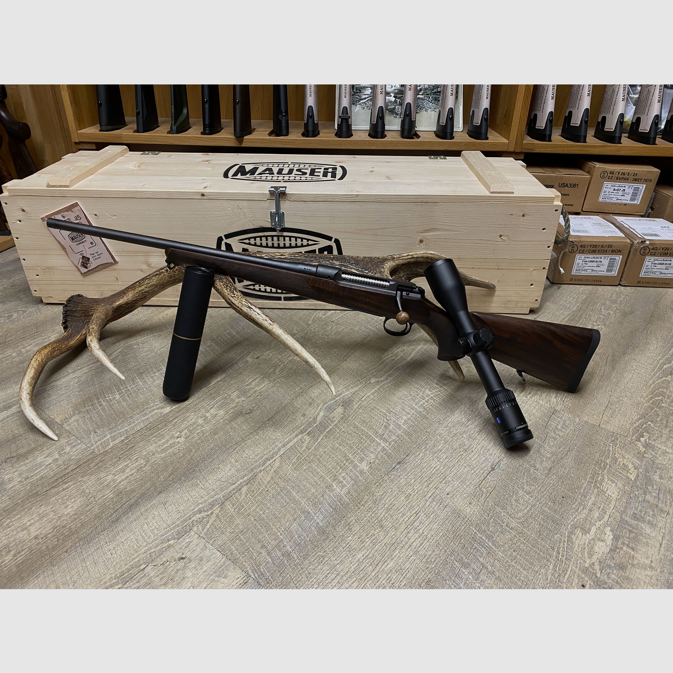 Sauer 101 Artemis VS, links, mit Zeiss Conquest V6 2-12x50 M, mit Schiene