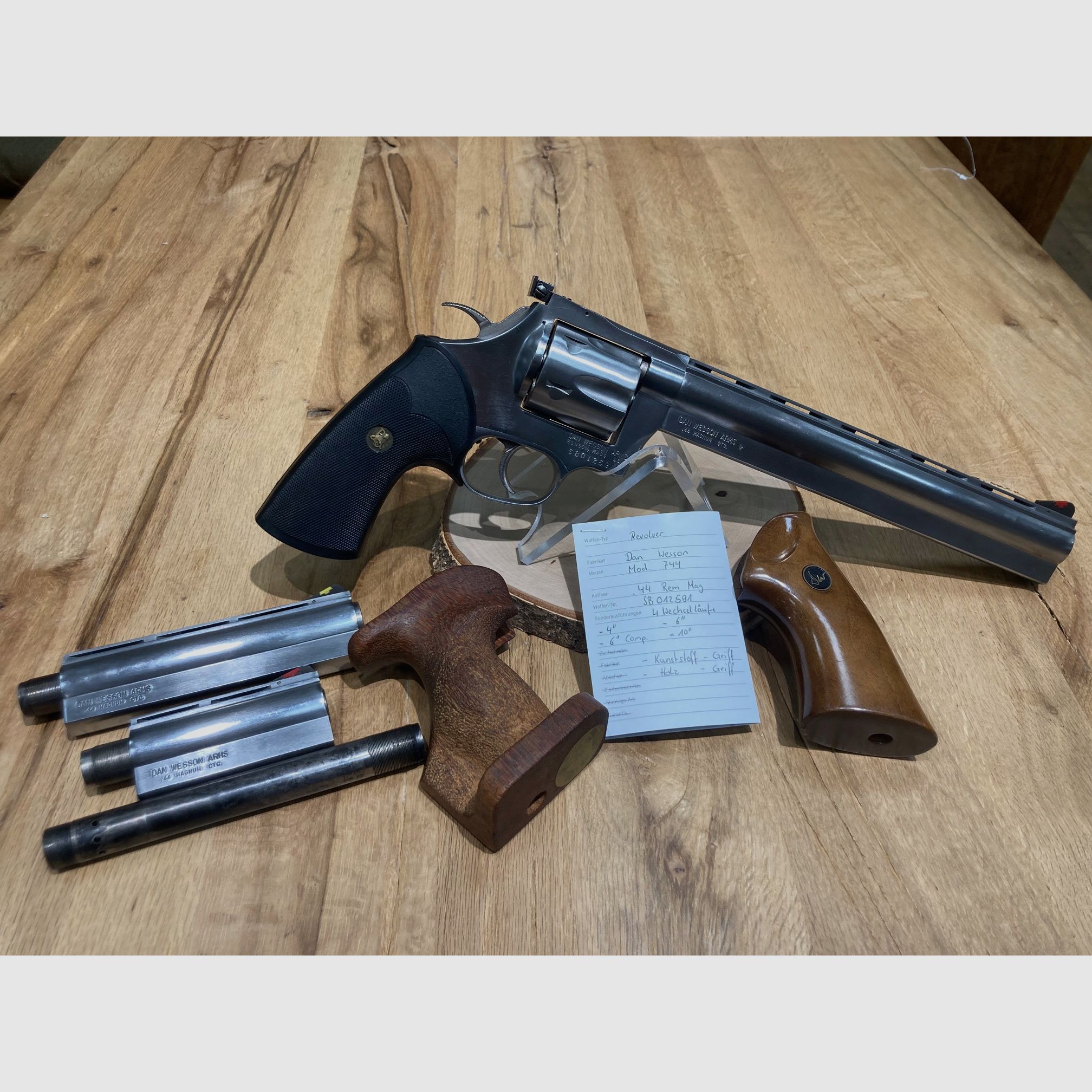 Dan Wesson, Mod. 744