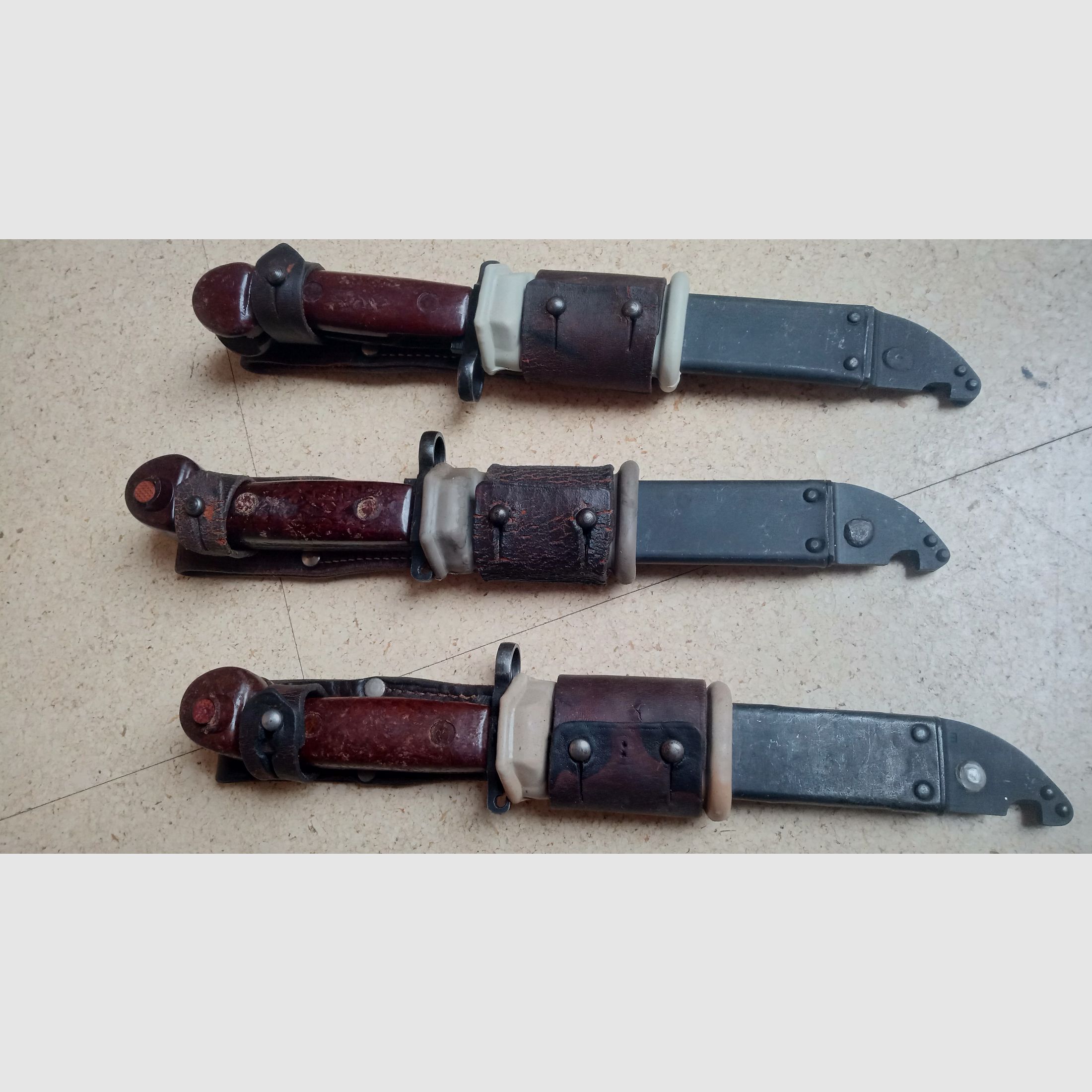 3 Rumänische 6h3 (6x3) AK Bajonette komplett inkl. Gummi Isolator und Leder Frosch  // AKM Bakelit Vintage