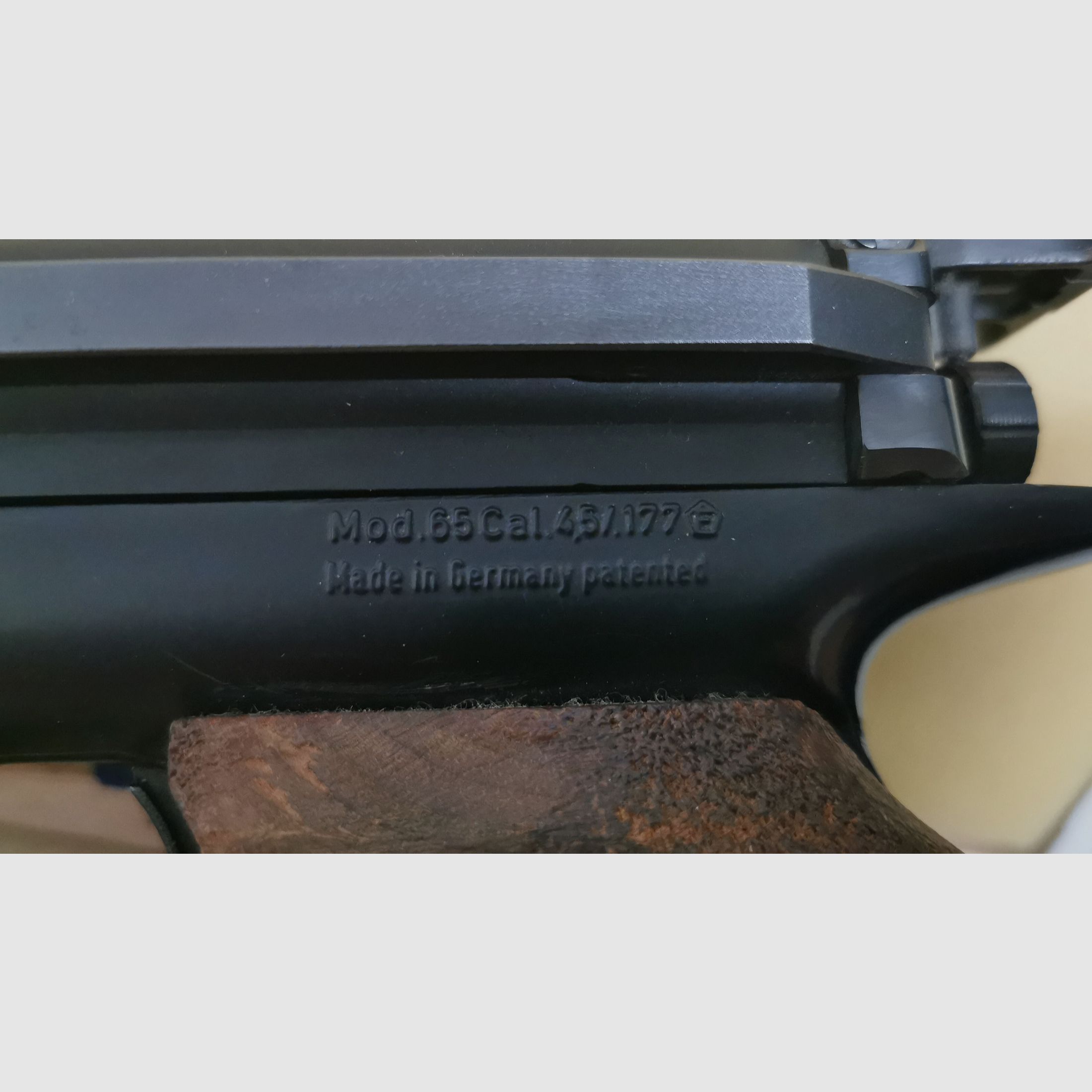 Konvolut Luftdruckwaffen, 1 Gewehr, 2 Luftdruckpistolen