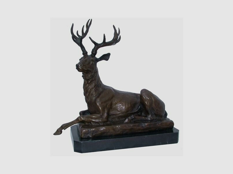 Lovergreen große Bronzestatue Motiv Hirsch liegend und wachsam umherschauend