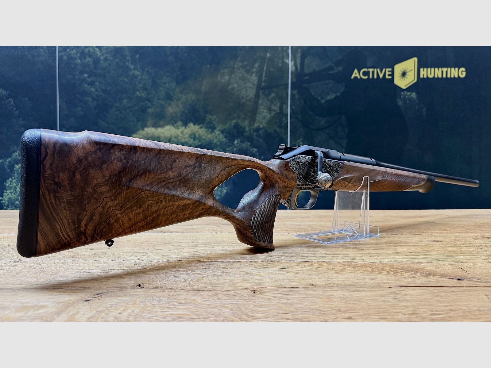Blaser R8 Grand Luxe Success / Holzklasse 6 / Seidenmattes Finish / Goldener Abzug / Systemkasten + Magazineinheit graviert / TRAUMWAFFE