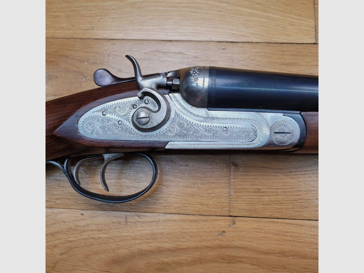 Sehr schönes Seitengewehr mit externen Hahn – In 12/70 – Von Victor Sarasqueta unter der Marke Ego – Echte Schlagplatten (!) – Hoher Verarbeitungsgrad – Pistolengriff mit Wiener Backe aus geöltem Nussbaum ohne die geringsten Makel – Große Reserve im Schlüssel – Spiegelkanonen mit perfekter Brünierung – Prüfung 1200 bar -Neuwertig, Bild 1 von 38