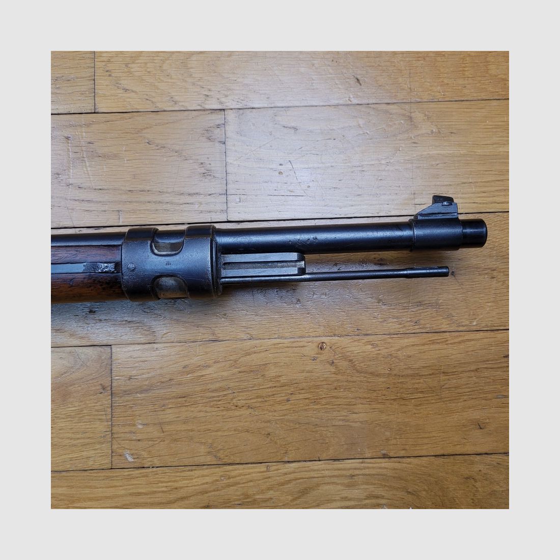 Wunderschöne K98 Gewehr aus der frühen Zeit des Dritten Reichs – seltener Code S/243 – Mauser-Fertigung von 1938 – vollständig monomatrikuliert – Originalriemen – hervorragender mechanischer Zustand – Lauf in Top-Zustand – Sehr schöne, seltene Waffe in ausgezeichnetem Zustand, Bild 8 von 36