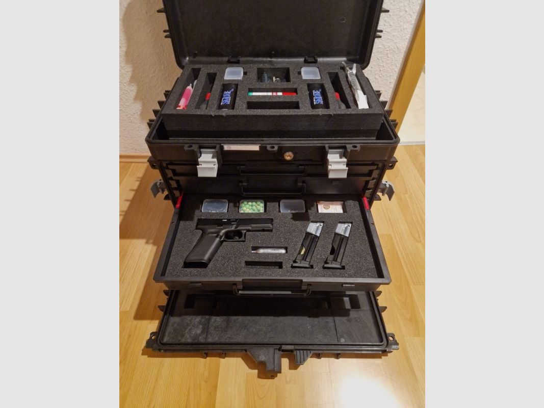 RAM-Kurzwaffen-Sammlung, Walther P99;   Glock 17 GEN5;   Colt Revolver 