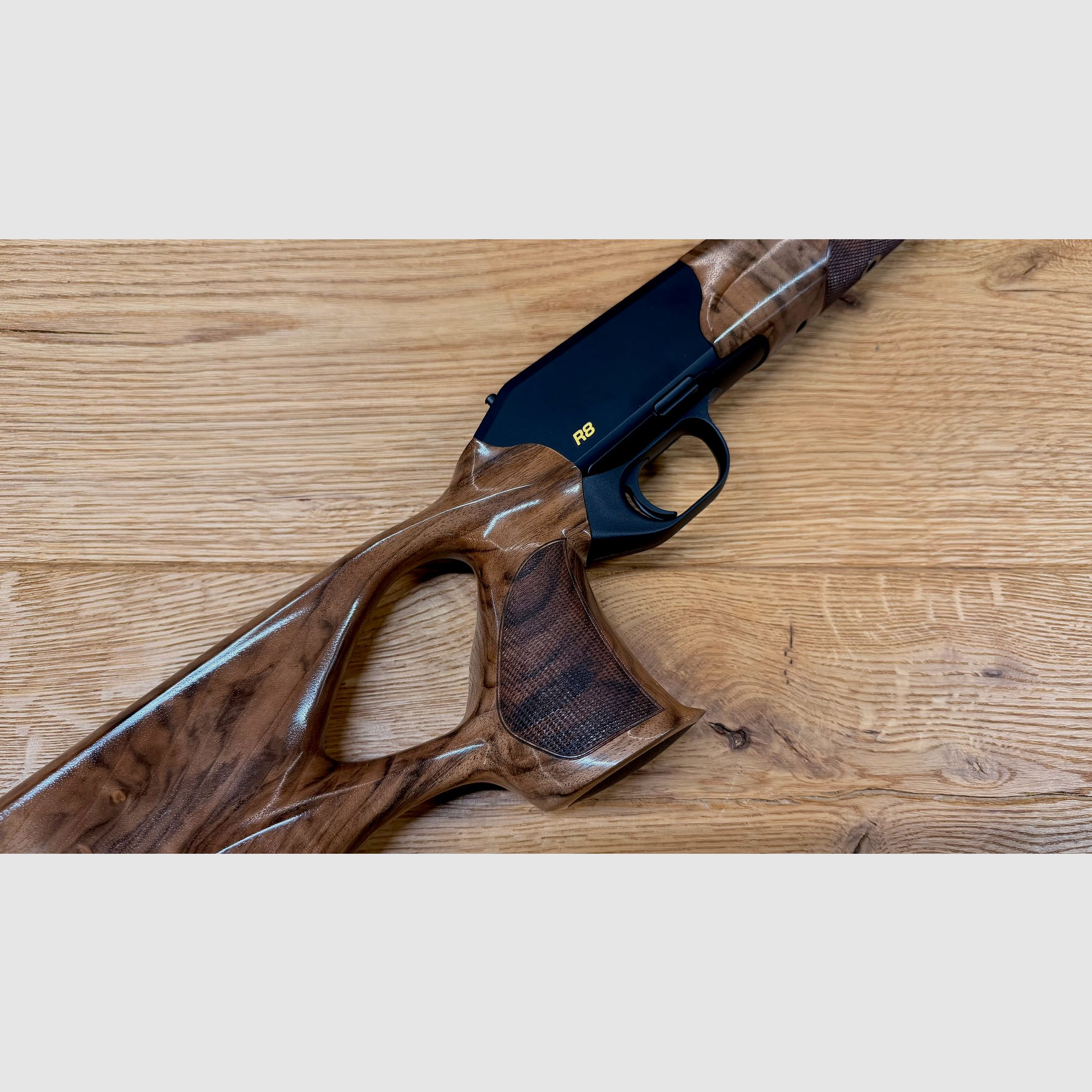 Blaser R8 Success Schäftung / Holzklasse 4 / R8 Logo in Gelb / top Holz absolute Gelegenheit