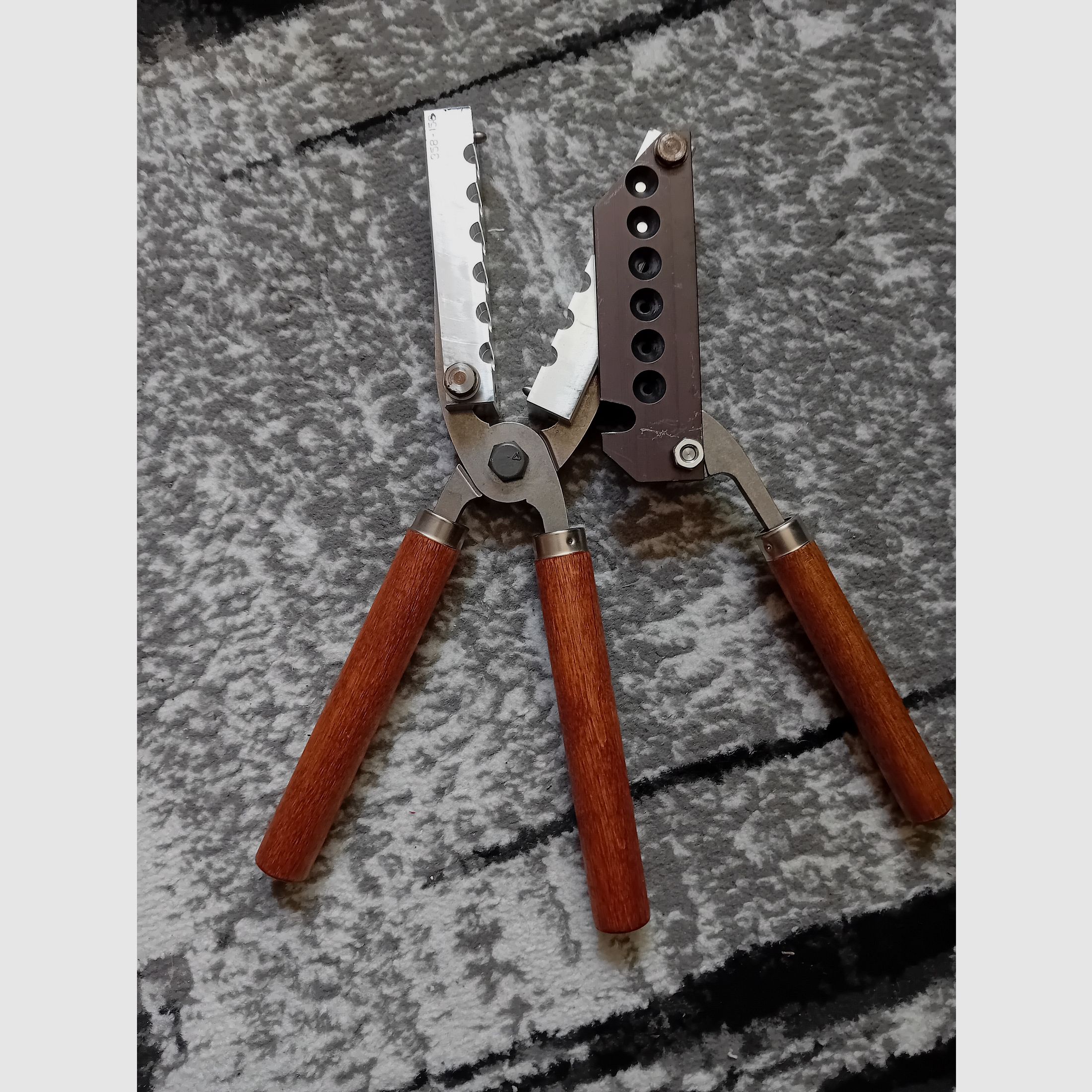 LEE – 6-fach Gieß-Kokille – .358 2R – 158 grains mit Holzgriff 