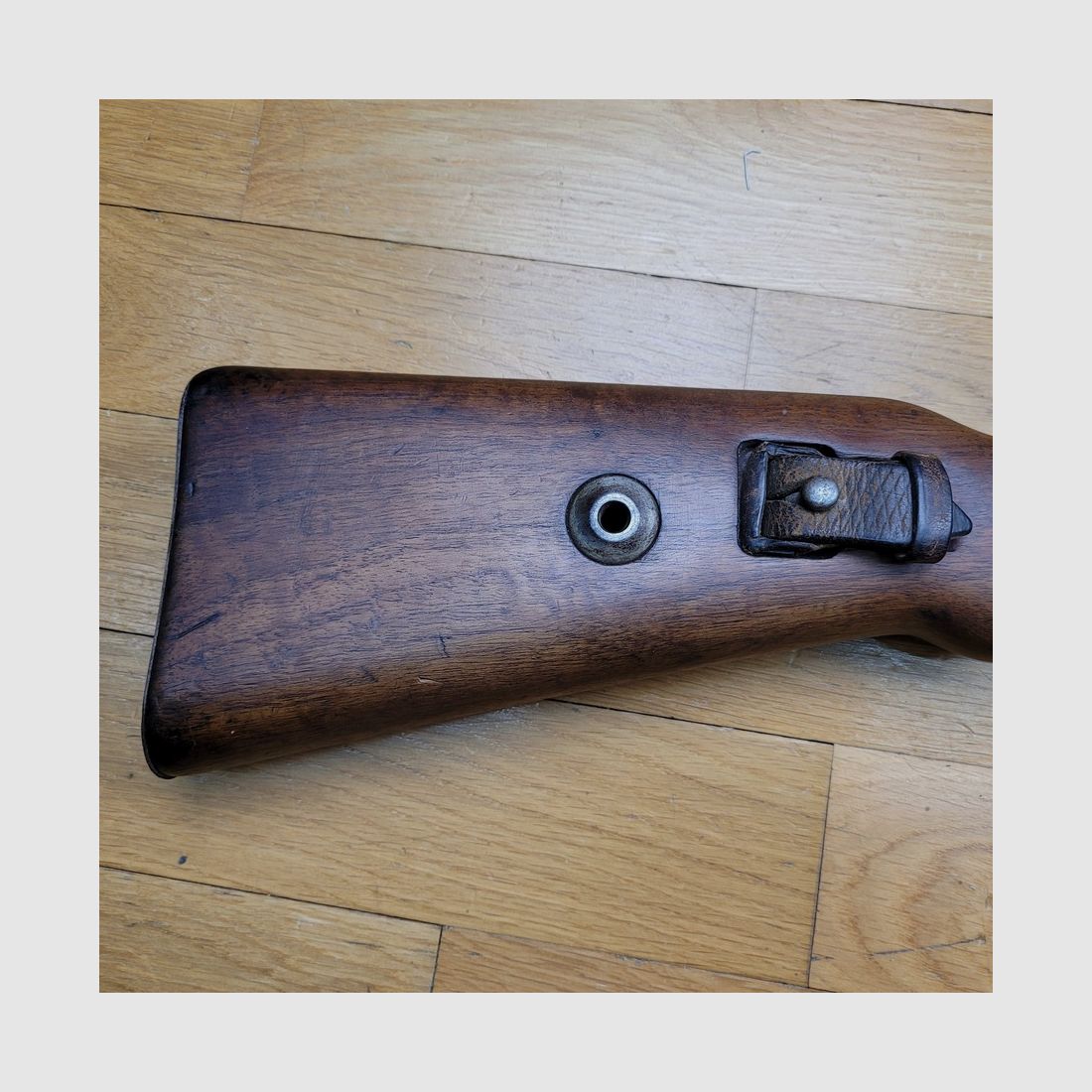 Wspaniała karabina K98 z wczesnego okresu III Rzeszy – rzadki kod S/243 – produkcja Mauser z 1938 roku – w pełni numerycznie zgodna – oryginalny pasek – doskonały stan mechaniczny – lufa w doskonałym stanie – Bardzo piękna, rzadko spotykana broń w doskonałym stanie, zdjęcie 3 z 36